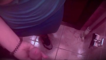 Junge Schlampe gibt riskanten Blowjob Club-Toilette